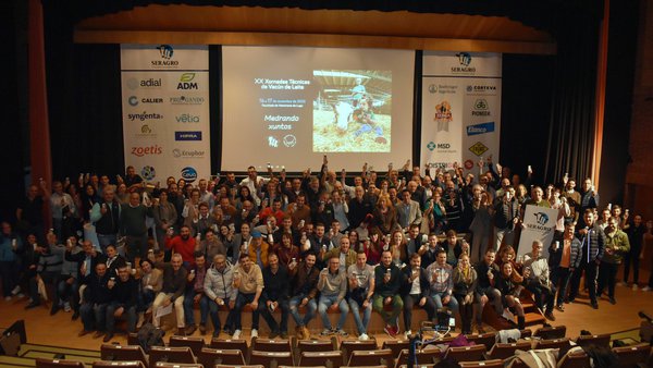 O tradicional brinde do leite clausura as XX Xornadas Técnicas de Vacún de Leite de Seragro